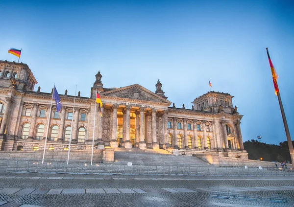 Turisti isolati al crepuscolo di fronte al Reichstag, Berlino  - — Foto Stock