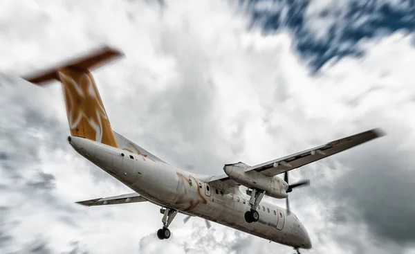 Landing airplane near the beach, business and travel concept — Stock Photo, Image