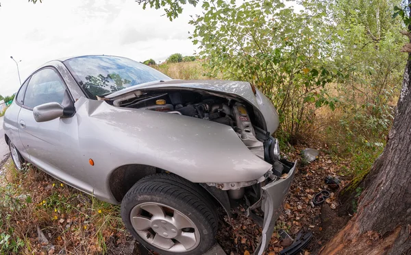 Kecelakaan di jalan. Mobil menabrak pohon. — Stok Foto