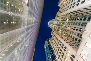 Manhattan gökdelenler caddeden gece görünümü