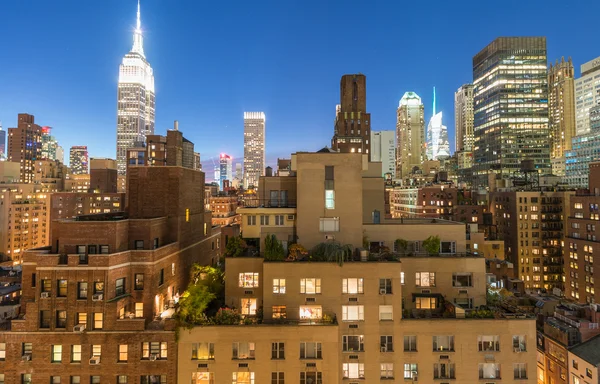 Midtown-panorama in schemerlicht uit dak, New York City — Stockfoto