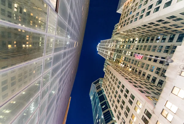 Нічний погляд Манхеттен хмарочосів з вулиці — стокове фото