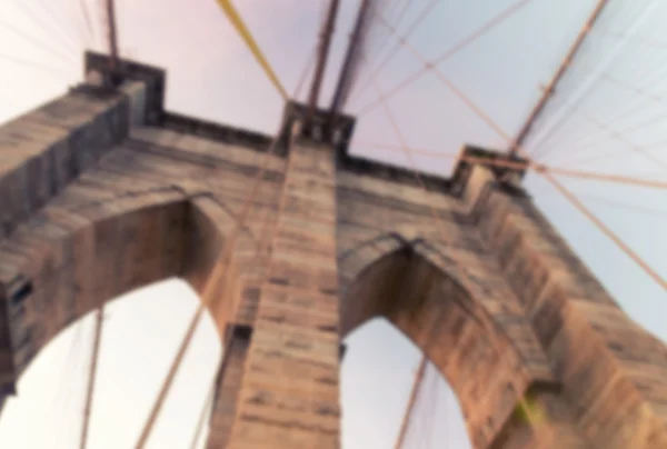 ケーブルとぼやけて表示ブルックリン ブリッジ タワー — ストック写真