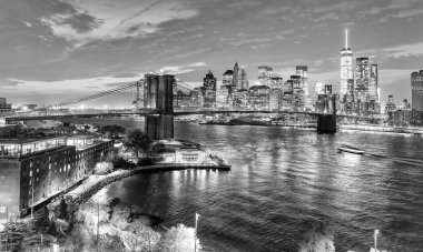 Manhattan arka plan, New York CIT ile gece Brooklyn Köprüsü