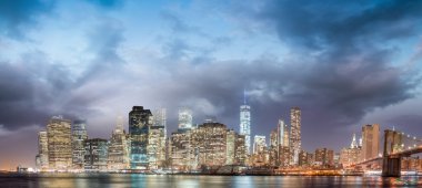 Brooklyn Köprüsü'nün şehir Manhattan ile alacakaranlıkta