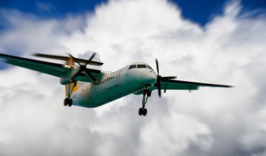 Plaj, iş ve seyahat kavramı yakınındaki uçak iniş