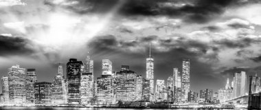 Manhattan arka plan, New York CIT ile gece Brooklyn Köprüsü