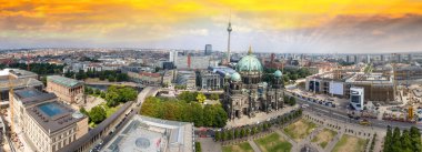 Havadan Almanya görüldüğü gibi Berliner Dom ve şehir binaları