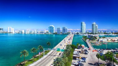 Hava MacArthur Causeway ve Miami manzarası