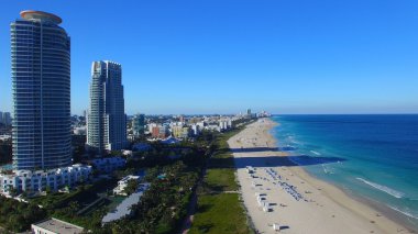 Miami Beach, Florida. Şehir manzarası alacakaranlıkta havadan görünümü