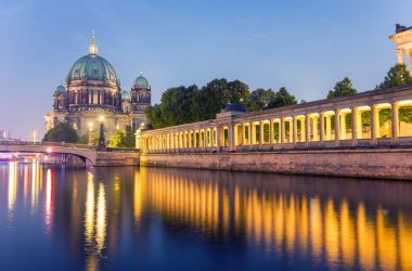 Berlin Cathedral Spree Nehri yansımaları sütun ile gece