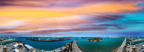 Légi panoráma kilátás nyílik Miami. Belváros, a strand, a kikötő és a Macart — Stock Fotó