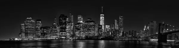 Downtown New York City Manhattan skyline i skymningen med skyskrapa — Stockfoto