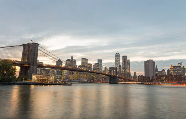 Prakt av Brooklyn Bridge från Brooklyn Bridge Park på twi — Stockfoto