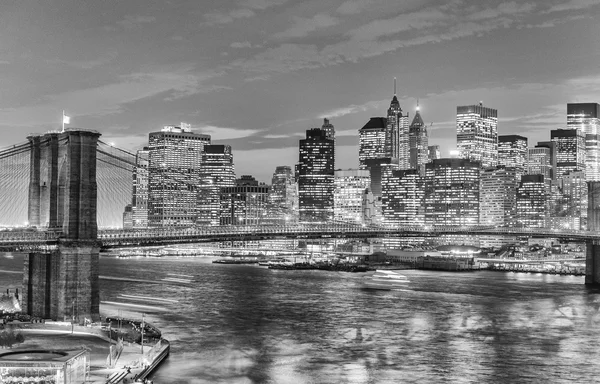 Бруклінський міст уночі, як видно з Manhattan Bridge — стокове фото