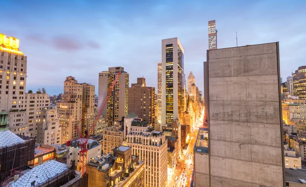 Luces de Nueva York en una hermosa noche. Manhattan desde la azotea —  Fotos de Stock