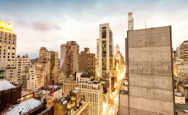 New York světla na krásný večer. Manhattan od střechy — Stock fotografie