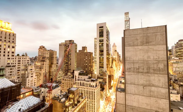 New York lampor på en vacker kväll. Manhattan från hustak — Stockfoto