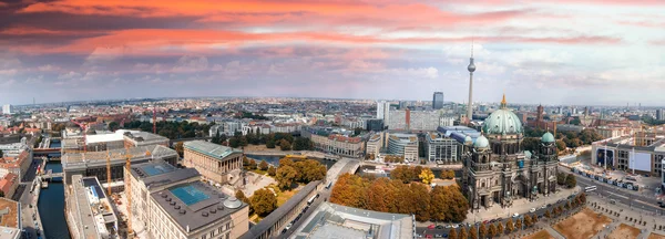 Coucher de soleil sur Berlin, vue aérienne sur la cathédrale et ses environs — Photo