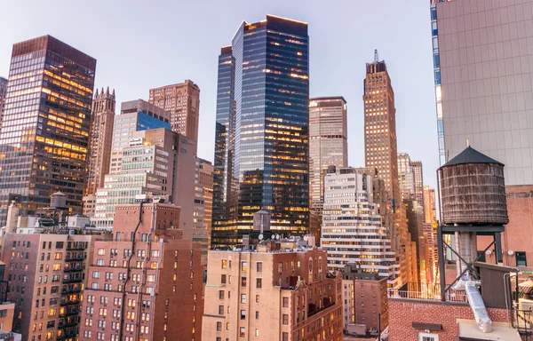 Lumières du centre-ville par une belle soirée, New York depuis le toit — Photo