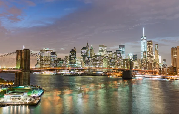 Velkolepost panorama New Yorku za soumraku od Manhattanu Brid — Stock fotografie