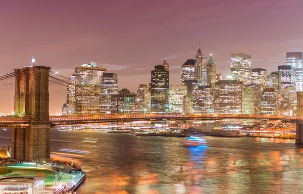 Brooklyn Bridge på kvällen sett från Manhattan Bridge — Stockfoto