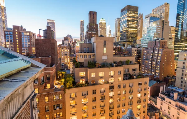 Nova Iorque ilumina uma bela noite. Manhattan a partir do telhado — Fotografia de Stock
