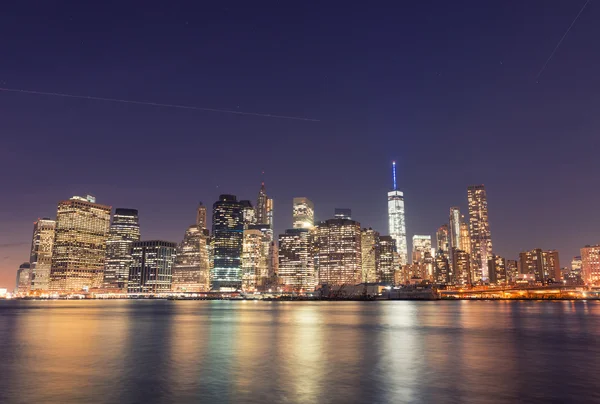 Gün batımında, new York CIT Downtown Manhattan ve su yansımalar — Stok fotoğraf