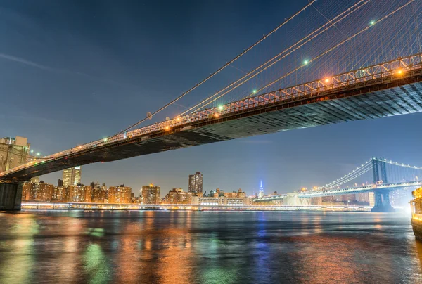 在晚上与曼哈顿的背景下，纽约 Cit 布鲁克林大桥 — 图库照片