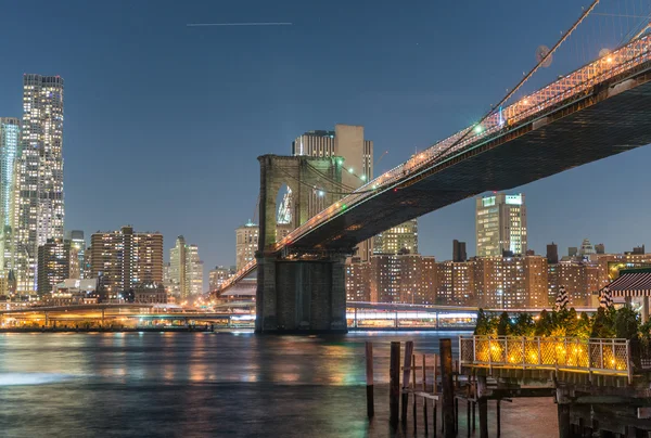 Brooklyn Bridge no crepúsculo com o centro de Manhattan — Fotografia de Stock