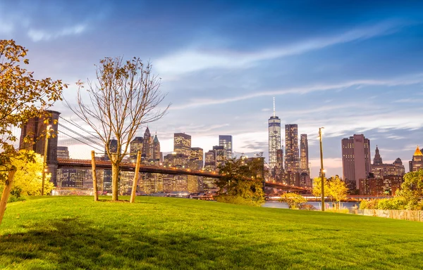 Brooklyn Bridge Park no crepúsculo com o horizonte de Manhattan no backg — Fotografia de Stock