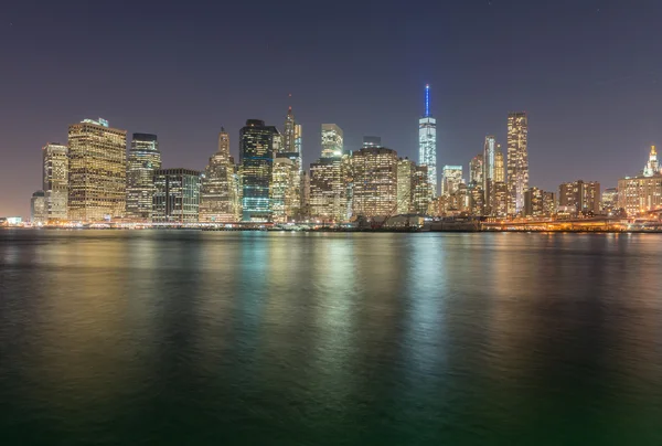 Gün batımında, new York CIT Downtown Manhattan ve su yansımalar — Stok fotoğraf