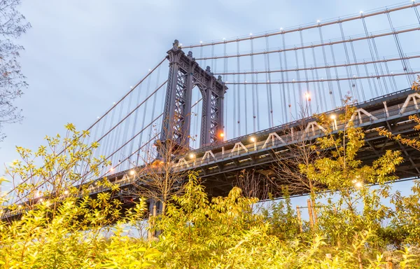 Il Manhattan Bridge al crepuscolo dal parco cittadino di New York — Foto Stock