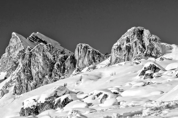 Снежный пейзаж Доломитовых гор зимой — стоковое фото