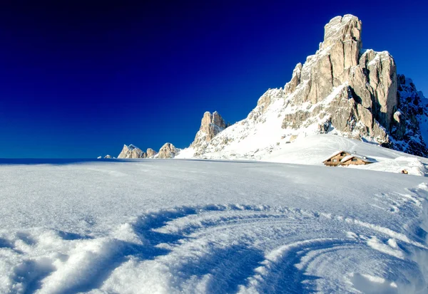 Snöiga landskap av Dolomiterna bergen under vintern — Stockfoto