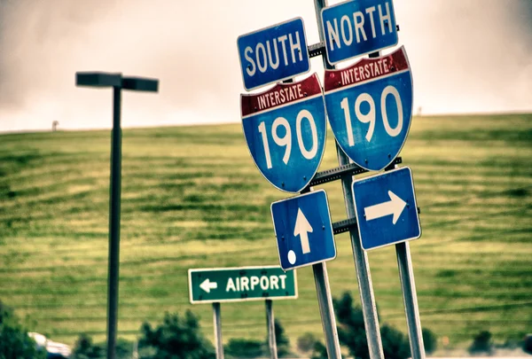 Tecken och trafik på oss Interstate — Stockfoto