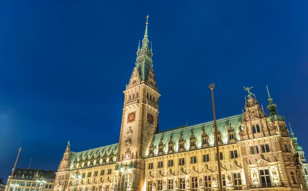 Vista nocturna del Ayuntamiento de Hamburgo. Ciudad Rathaus magnificencia —  Fotos de Stock