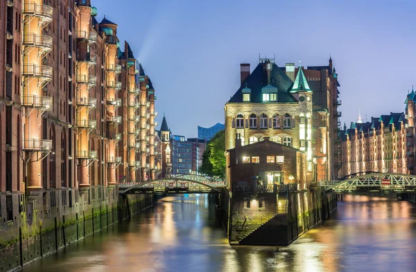 Гамбург, Німеччина - популярні води замок вночі в на складськ — стокове фото