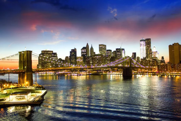 Brooklyn bridge i manhattan panoramę nocą, Nowy Jork — Zdjęcie stockowe