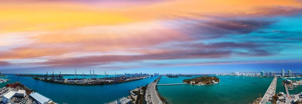 Panorama Flygfoto över Miami. Downtown, stranden, hamnen och Macart — Stockfoto