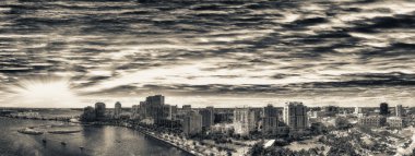 West Palm Beach, Florida hava panoramik manzaralı. Günbatımı skylin