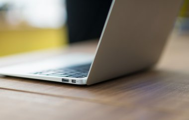 Ahşap modern dizüstü bir tablo