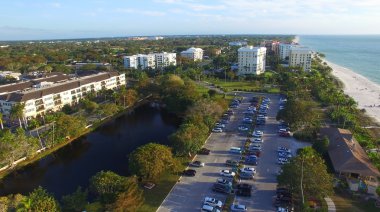 Naples, Florida. Şehir manzarası ve sahil havadan görünümü