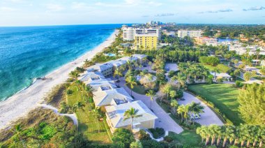 Naples, Florida. Şehir manzarası ve sahil havadan görünümü