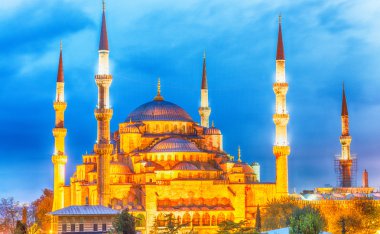 Ayasofya Müzesi, Istanbul, Türkiye'nin alacakaranlıkta, havadan görünümü