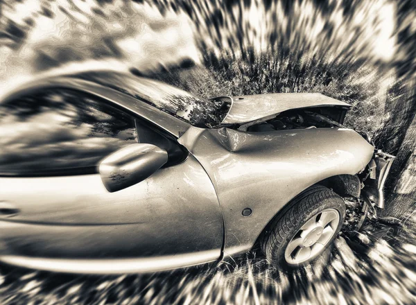 Accidente de tráfico. Coche contra un árbol —  Fotos de Stock