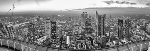 Frankfurts natt skyline, Panorama Flygfoto — Stockfoto