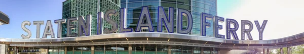 NUEVA YORK CITY - JUNIO 2013: Staten Island Ferry panorama de entrada —  Fotos de Stock