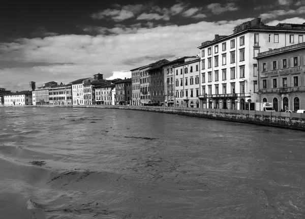 PISA, ITALY - ФЕВРАЛЬ 2014: Река Арно после массивных дождей преки — стоковое фото