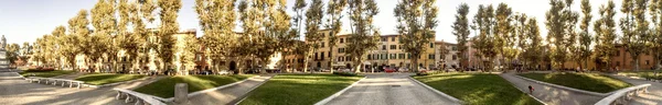 Pisa - oktober 2014: Sint-Katelijneplein panoramisch uitzicht. Pisa is — Stockfoto